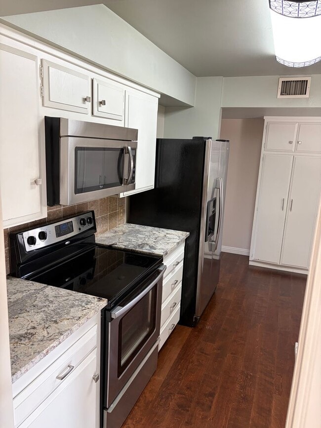 Building Photo - 55 and OLDER KERN CITY 2 BED UPDATED HOME