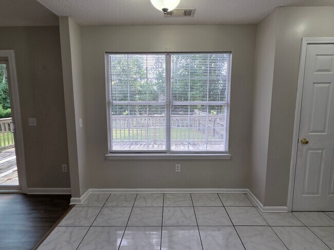 Building Photo - Woodbury Subdivision. 3 bedrooms. 2 baths. Converted garage to bonus room. Family with vaulted ce...