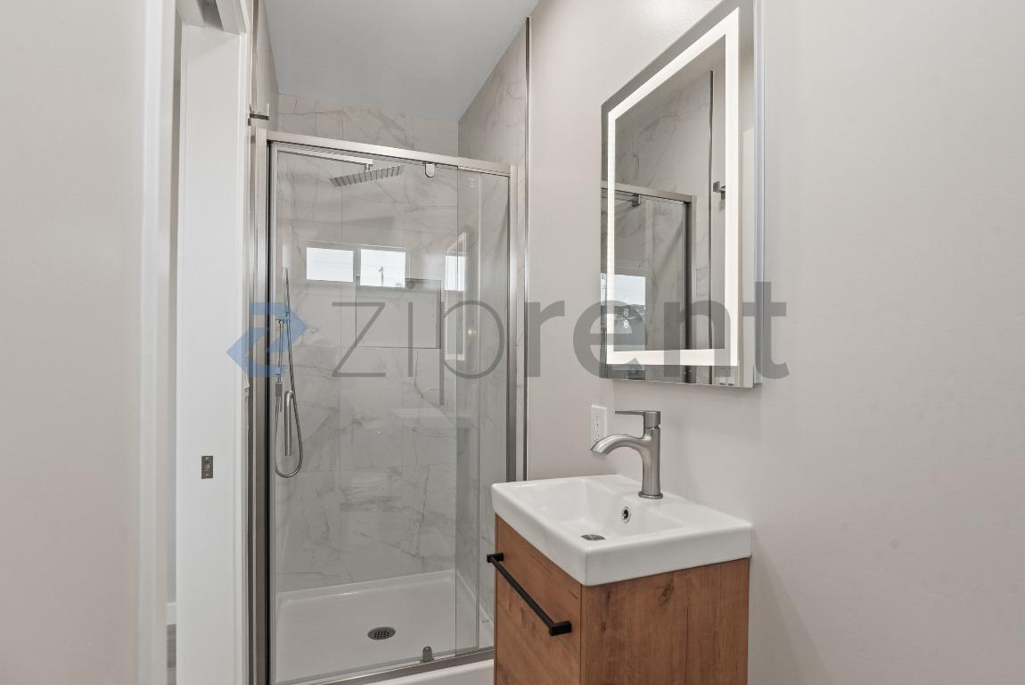 Building Photo - Unit