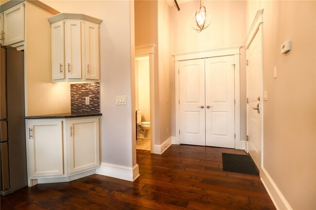 Building Photo - 64 E Market St