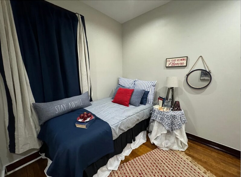 Building Photo - 208 Buckingham St