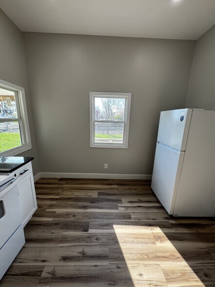 Building Photo - 118 Bank St