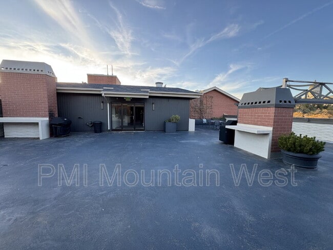 Building Photo - 171 E 3rd Ave