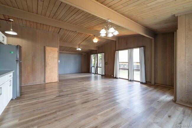 Building Photo - Fully Renovated 3BR/2BA/2Car Garage in Pea...