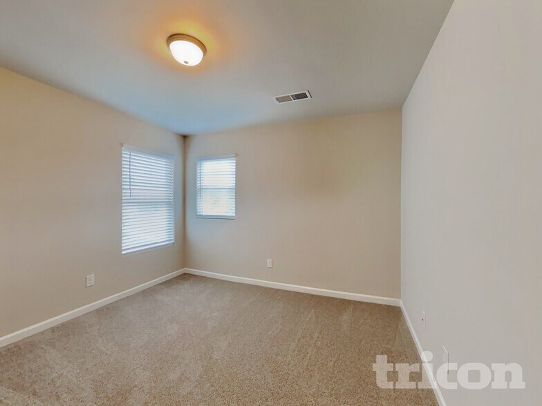 Building Photo - 142 Daisy Cir