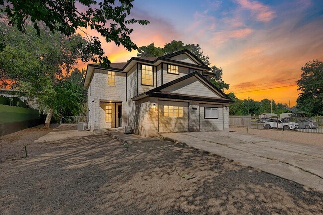 Building Photo - 1708 E 17th St