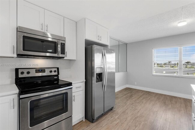 Building Photo - 4025 Yarmouth E