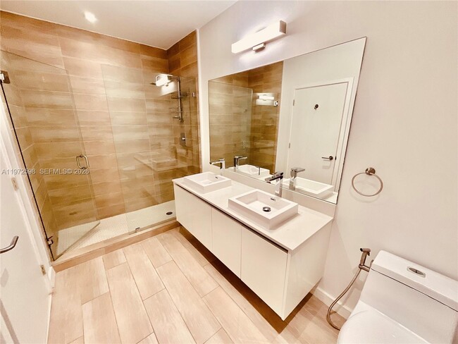 Building Photo - 1600 SW 1st Ave