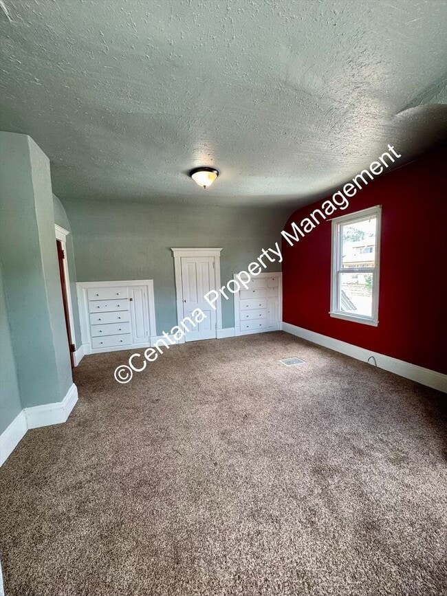 Building Photo - 5 bedroom 3 bath house with fenced yard