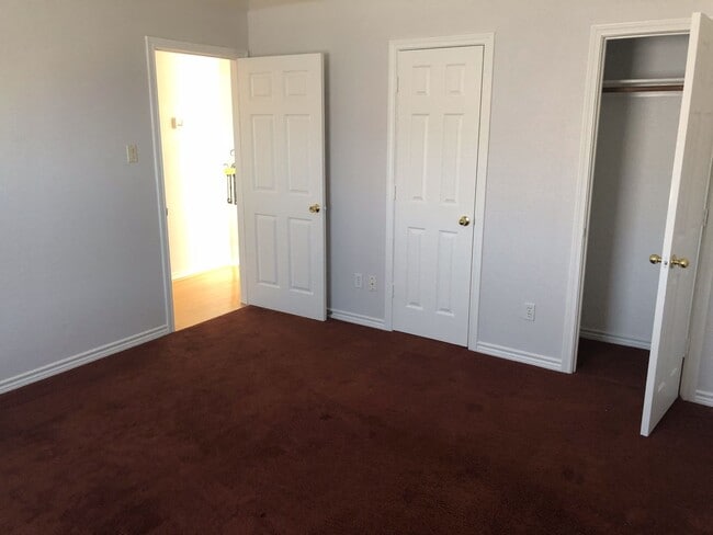 Building Photo - 5 Bedrooms in Richardson!