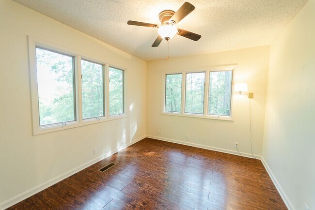 Building Photo - Up to a 2 year lease at this Beautiful 3 bed, 2 bath!!!!