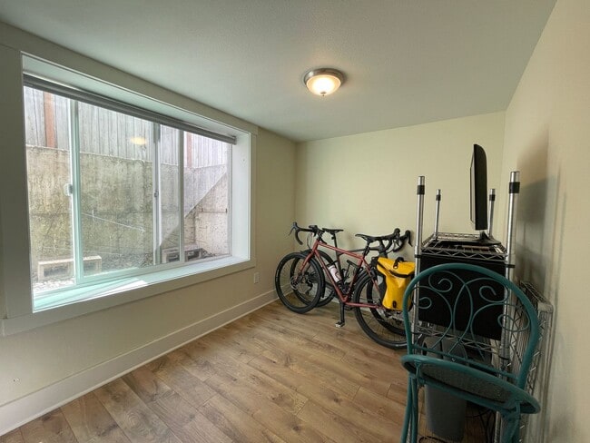 Building Photo - Fantastic Lower Duplex Unit with Washer/Dr...