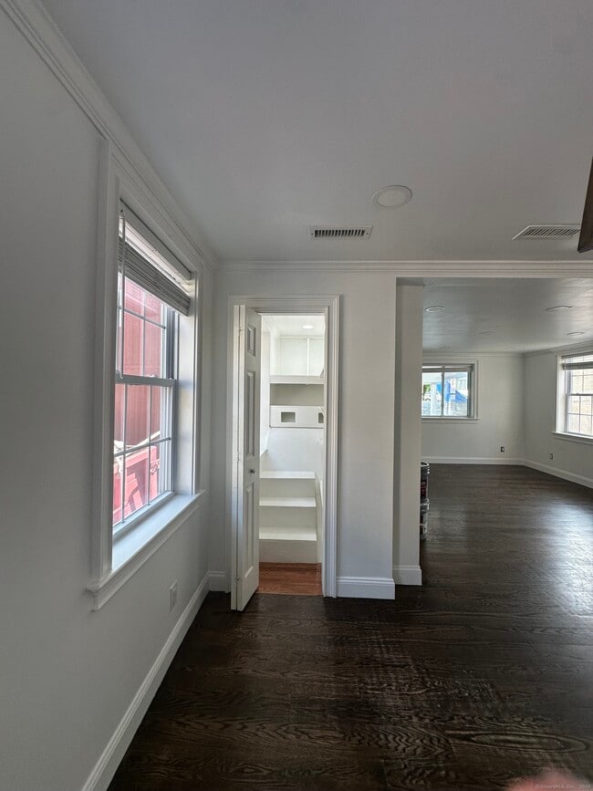 Building Photo - 8 Barnum Ct