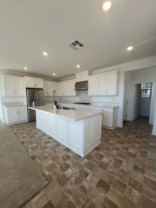 Building Photo - Camarillo - Brand New 4 bedroom, 3.5 home in