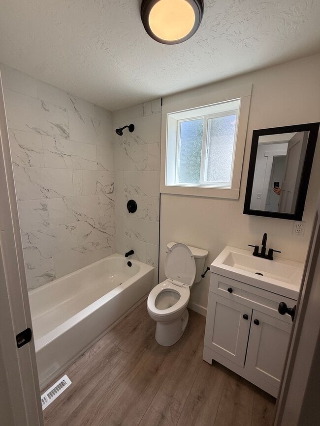 Building Photo - Newley renovated 4 bedroom home!