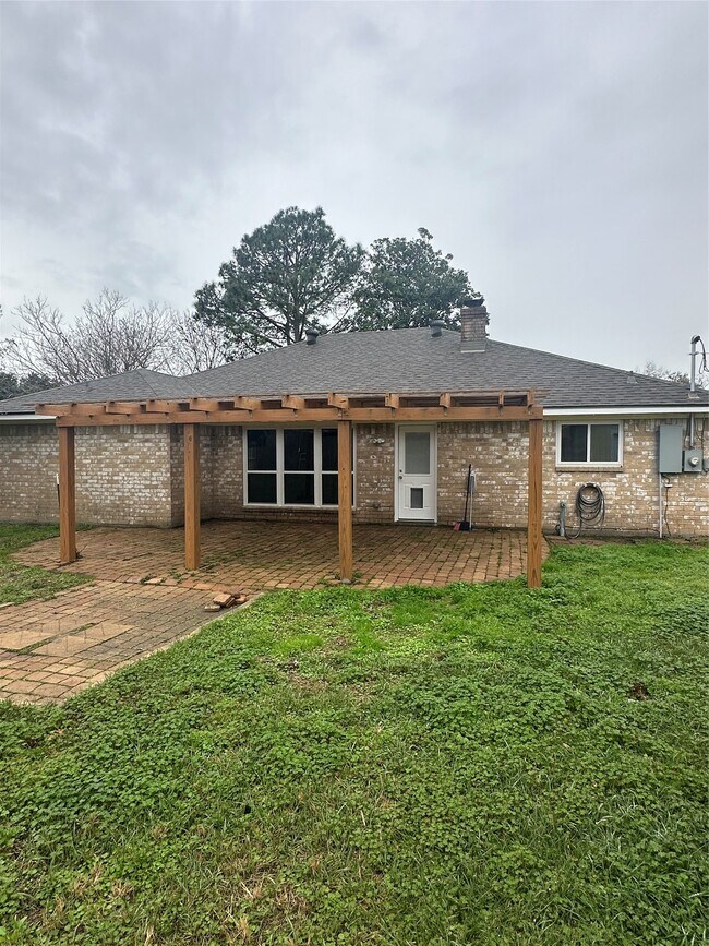 Building Photo - 501 Cindyrella Dr