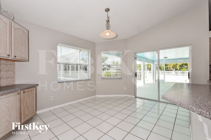 Building Photo - 2556 SW 28th Ave