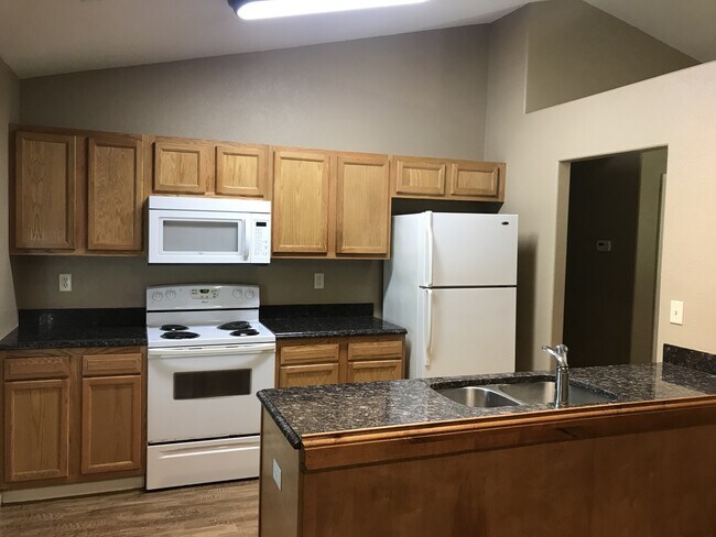 Building Photo - KU3-Santa Fe Triplex 3