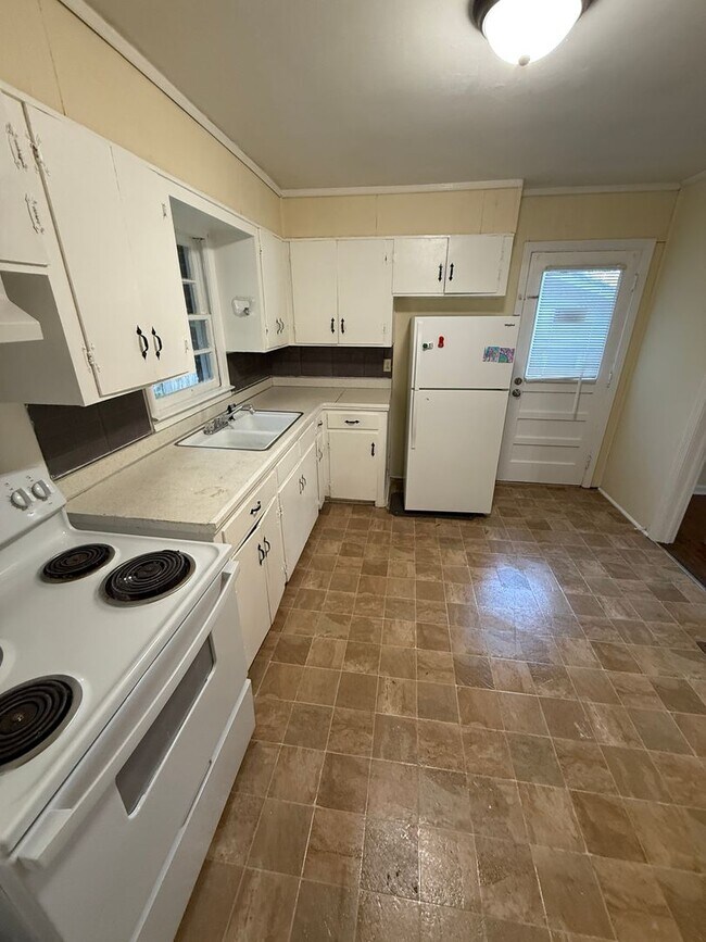 Building Photo - 3 Bedrooms, 1 Bathroom - House in West Rome!