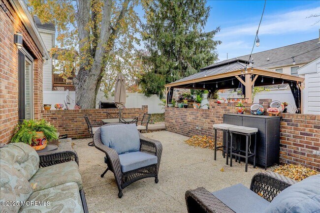 Building Photo - 144 Lower Main St