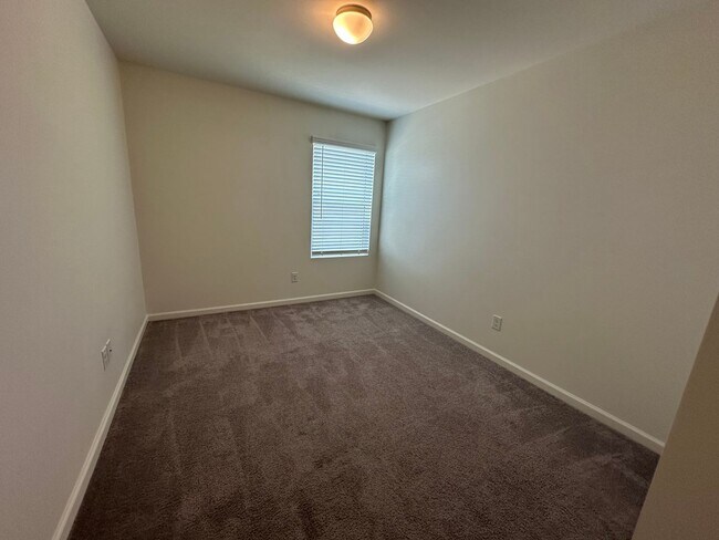 Building Photo - Spacious Home
