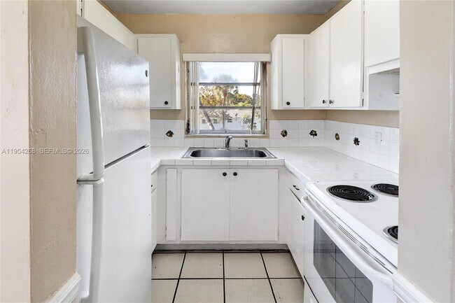 Building Photo - 133 SE 4th Ave