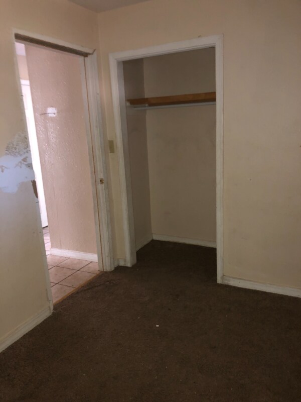 Building Photo - 1305 Oak St