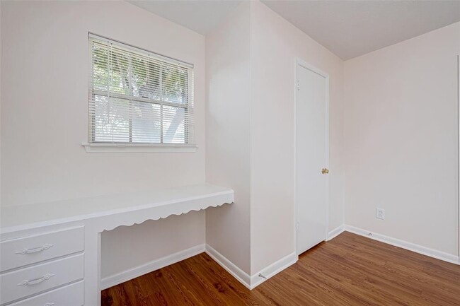 Building Photo - 5910 Sheringham St