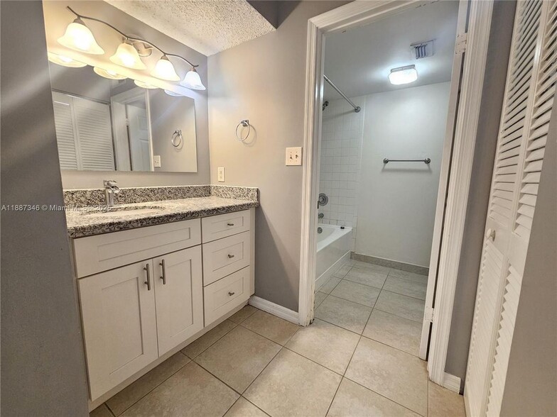 Building Photo - 2101 Glenmoor Dr