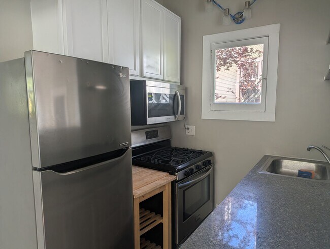 Building Photo - 715-715 1/2 Lyon St