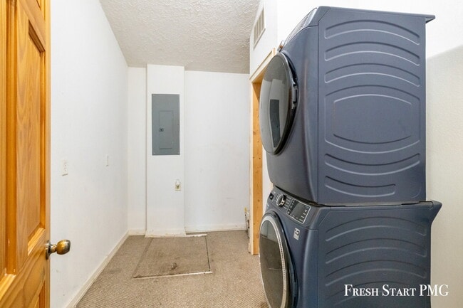 Building Photo - Spacious 4-Bedroom Home with Modern Style & Flexible Spaces