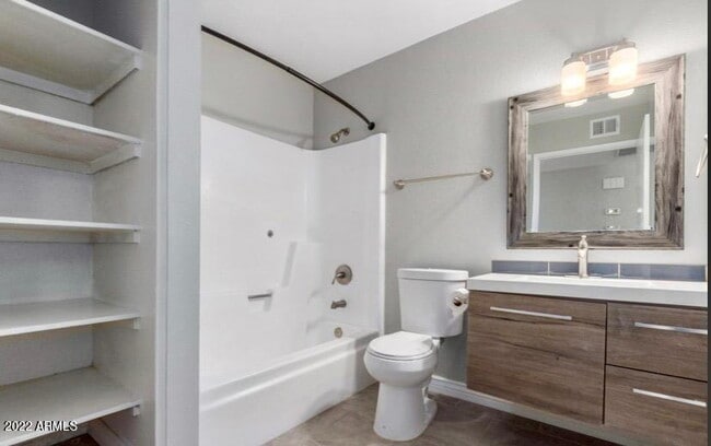 Building Photo - Renovated Glendale Beauty