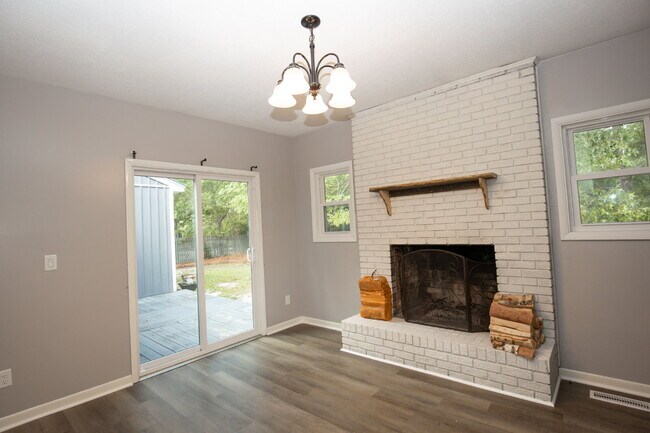 Building Photo - "Charming 3-Bedroom Retreat with Granite Touches and Cozy Fireplace on Winchester Rd!"