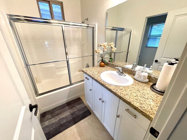 Building Photo - Modern and Chic 2 bed 2.5 bath in Newport Beach!!!