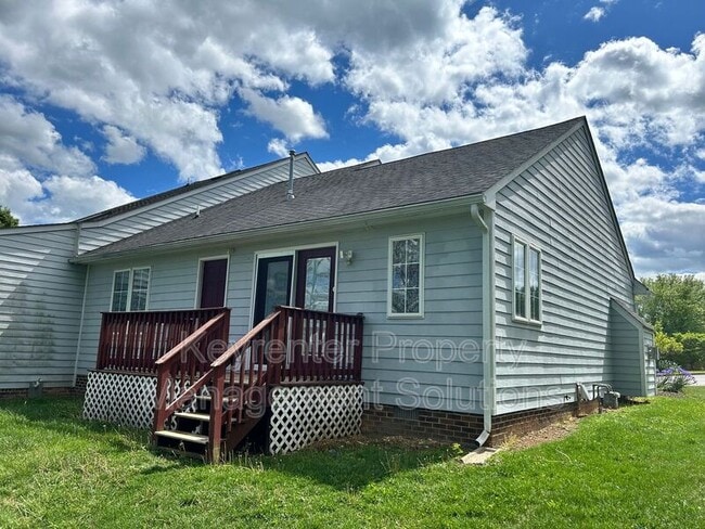 Building Photo - 2055 Hampton Dr