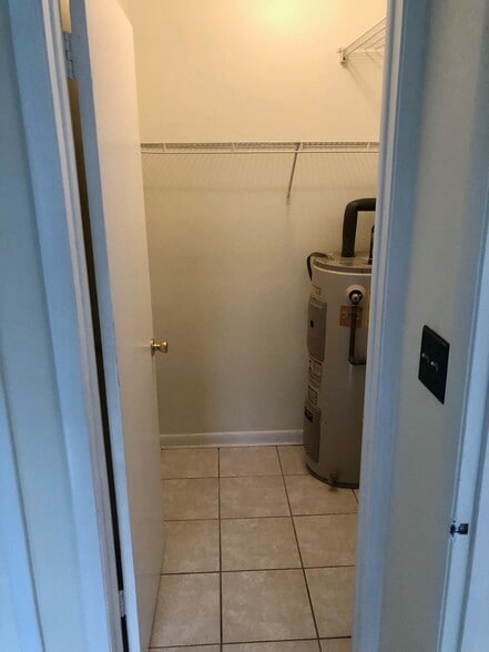 Walkin Closet - 1412 NE 2nd Ave
