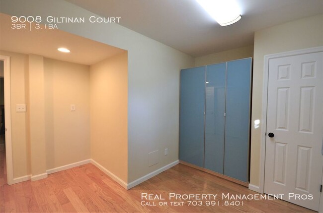 Building Photo - Charming End Unit by Huntsman Lake!