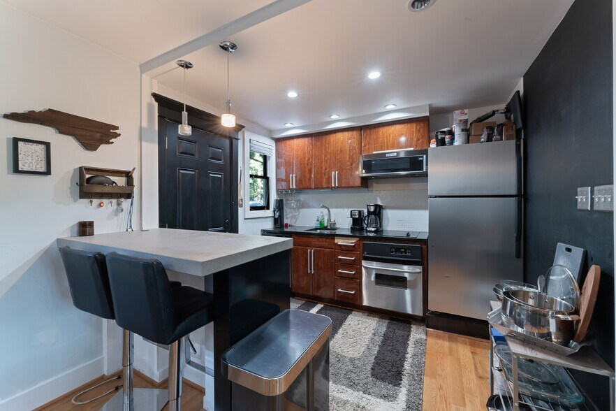 Building Photo - 929 St Marys St