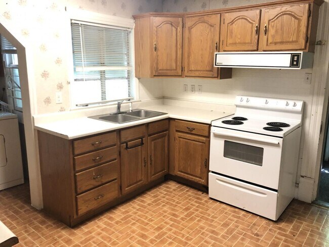 Building Photo - UK STUDENTS WELCOME! 5 Bedrooms, 2 Full Baths. UK CAMPUS ON WOODLAND AVE!