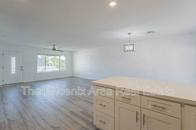 Building Photo - 8532 E Chaparral Rd