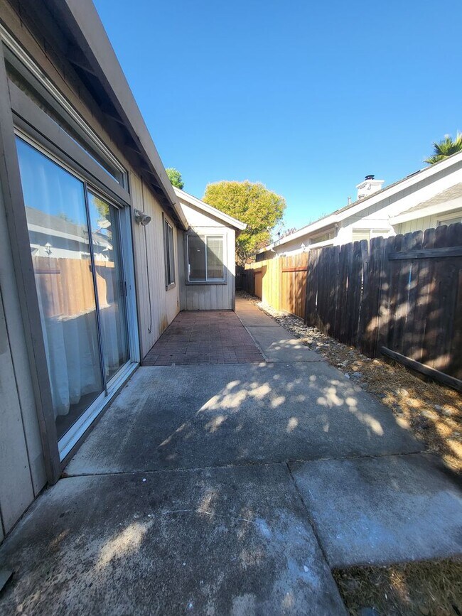 Building Photo - Great Location! 3BD and 2BA