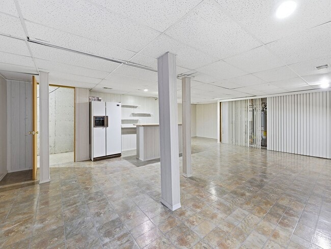 Building Photo - Beautiful Home with New Carpets, Fenced Yard, A/C, and Finished Basement!