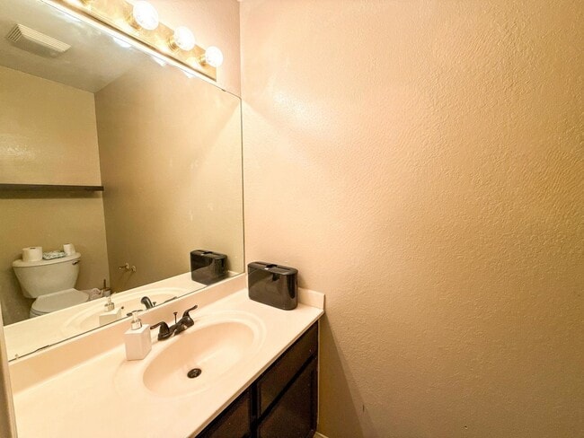 Building Photo - 215 Lipan Dr