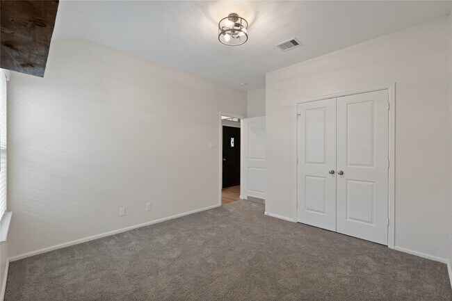 Building Photo - 323 Jewett Meadow Dr