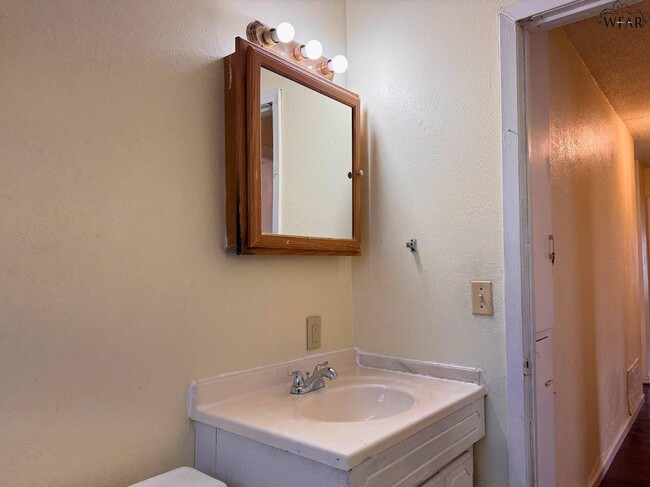 Building Photo - 1612 Phoenix Dr