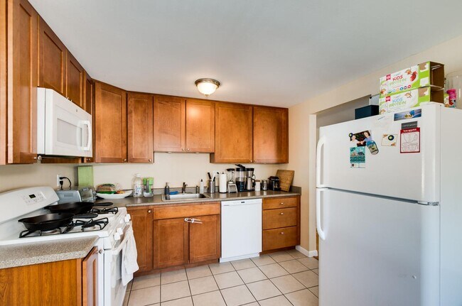 Building Photo - Roomy Sunnyside Duplex with Finished Basement in a Prime Location