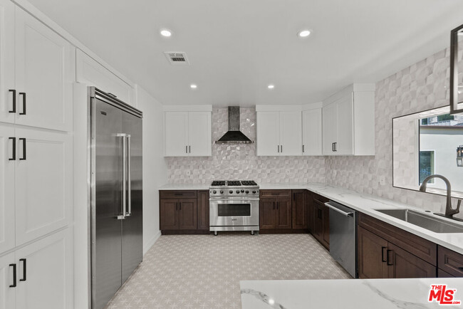Building Photo - 1527 N Beverly Dr