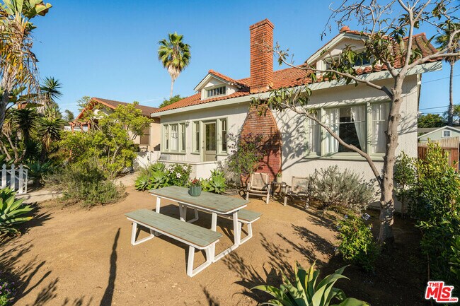 Building Photo - 818 Palms Blvd