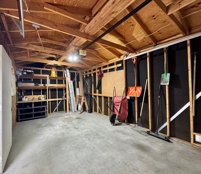 Building Photo - Beautiful 2 Bedroom Ranch Home Furnished o...