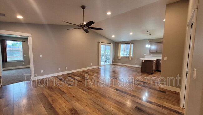 Building Photo - 601 SE Rose Ridge Dr